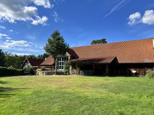 Stadl und Wiese im Sommer