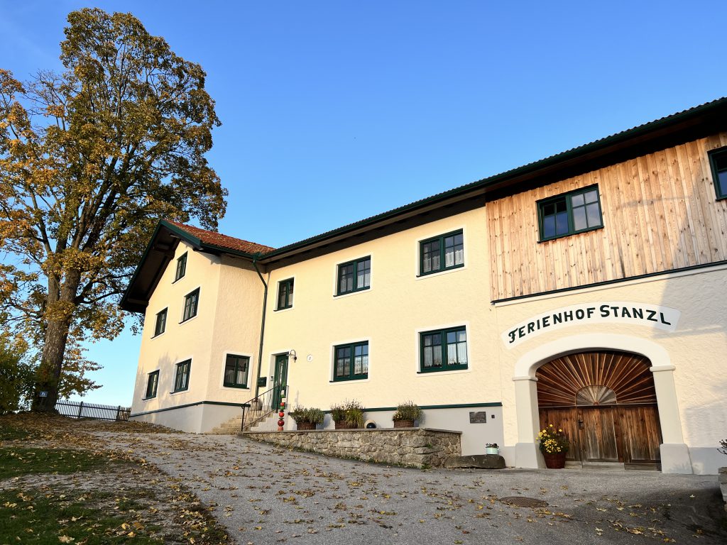 Ferienhof Stanzl Hausfront im Herbst