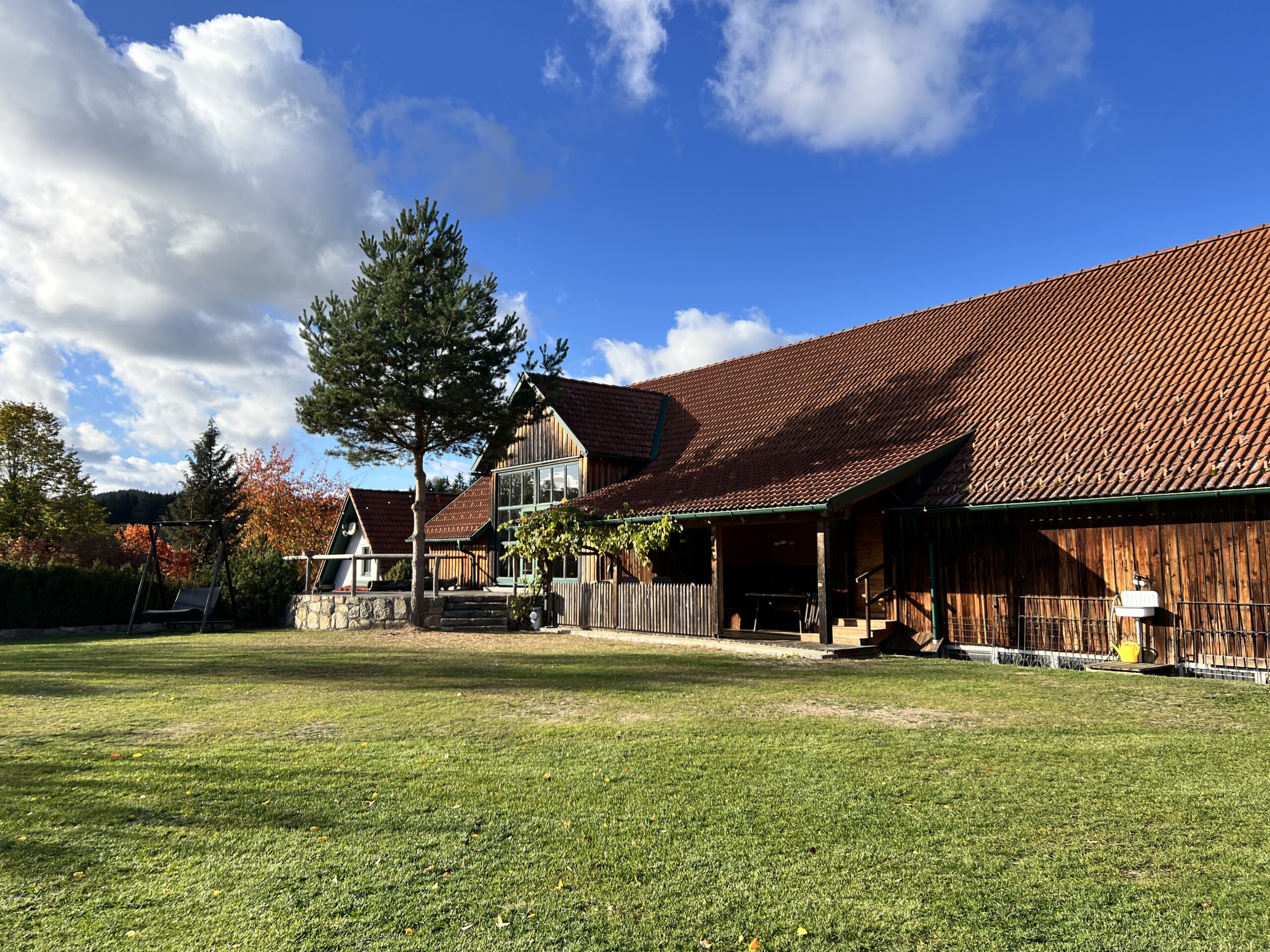 Stadl und Garten im Herbst