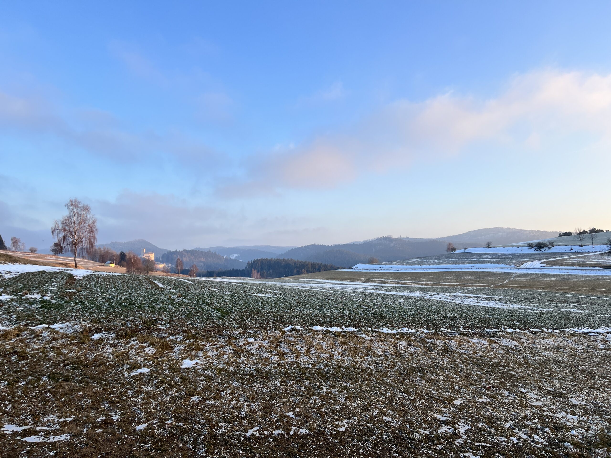 Blick zur Burg Rappottenstein im Winter mit Sonnenschein